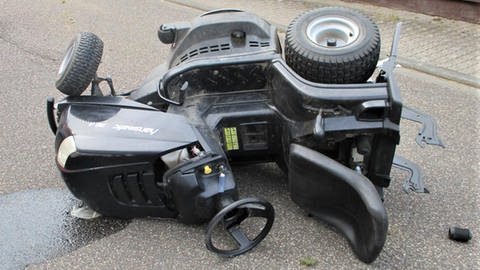 Ein Rasenmähertraktor liegt nach einem Unfall auf der Straße (Foto: Pressestelle, Polizei Pirmasens)
