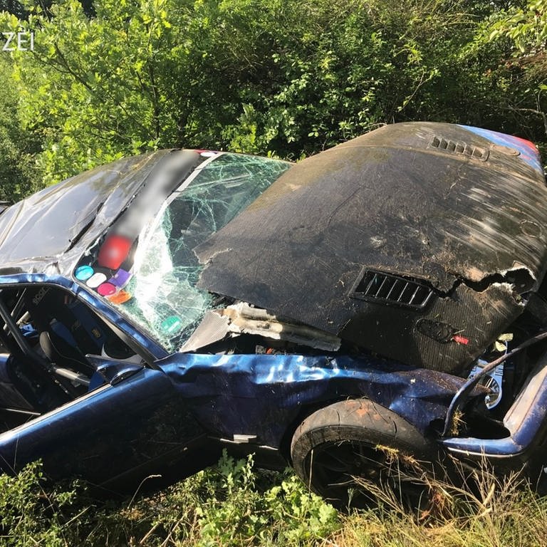 Das Auto des 23-Jährigen wurde bei dem Unfall bei Höringen (Donnersbergkreis) völlig zerstört. Der junge Mann blieb nach Angaben der Polizei glücklicherweise unverletzt. (Foto: Polizeipräsidium Westpfalz)