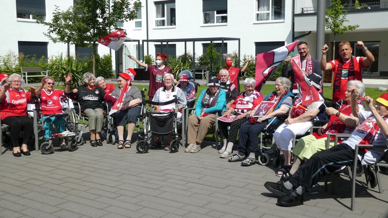 "Die luschdische alde Deiwel vum CAZ St. Nikolaus Landstuhl" sind der erste Fanclub des FCK, der in einem Seniorenheim gegründet wurde.  (Foto: Friederike Jung)