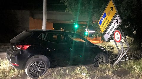 So fand die Polizei das Auto nach dem Unfall am Opelkreisel in Kaiserslautern. Drei Personen, offenbar betrunken und alle mit einem Bademantel bekleidet, sollen von der Unfallstelle geflüchtet sein. (Foto: Polizeipräsidium Westpfalz)