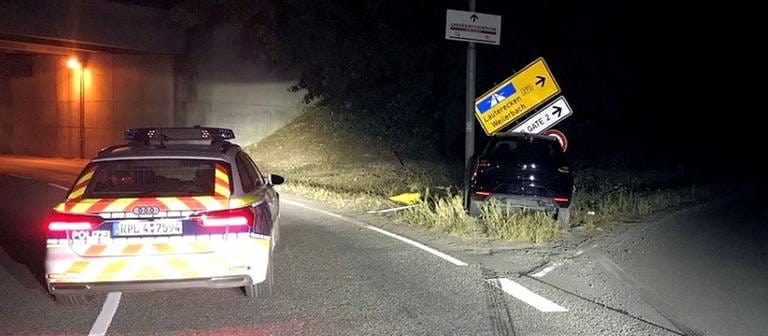 So fand die Polizei das Auto nach dem Unfall am Opelkreisel in Kaiserslautern. Drei Personen, offenbar betrunken und alle mit einem Bademantel bekleidet, sollen von der Unfallstelle geflüchtet sein. (Foto: Polizeipräsidium Westpfalz)