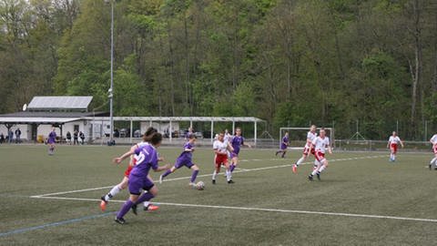Die Mädchen des 1. FFC Kaiserslautern während eines Fußballspiels. Gespannt verfolgen die jungen Frauen die Frauen-Fußball-EM. (Foto: privat)