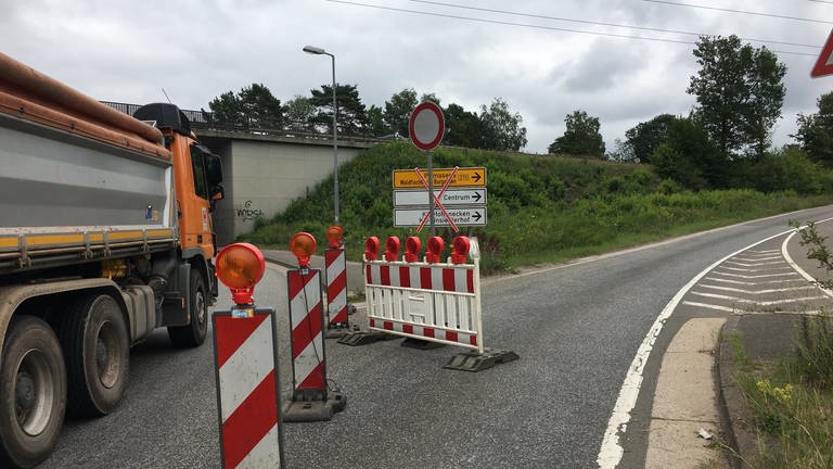 Eine Abfahrt des Opelkreisels in Kaiserslautern in RLP ist wegen einer Baustelle gesperrt. Warnbaken stehen auf der Straße. (Foto: SWR)
