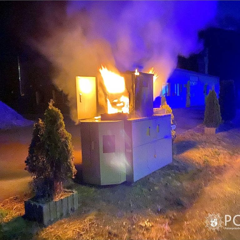 In Lauterecken im Landkreis Kusel ist ein mobiler Blitzer komplett ausgebrannt. Die Polizei vermutet, dass er absichtlich in Brand gesteckt wurde. (Foto: Polizeipräsidium Westpfalz)