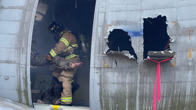 Rettungskräfte holen Verletzte aus Flugzeug (Foto: SWR)