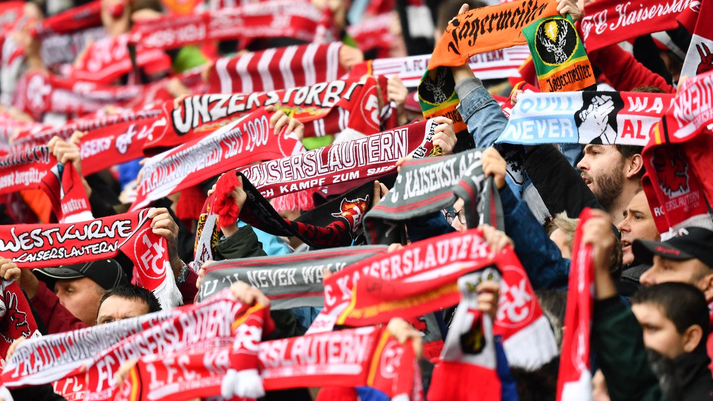 Der 1. FC Kaiserslautern richtet ab dem Heimspiel gegen den FC St. Pauli eine zentrale Anlaufstelle für Fans ein, die im Stadion Zeuge von Rassismus und Diskriminierung geworden sind und den Vorfall melden wollen. (Foto: picture-alliance / Reportdienste, picture alliance / Uwe Anspach/dpa | Uwe Anspach)