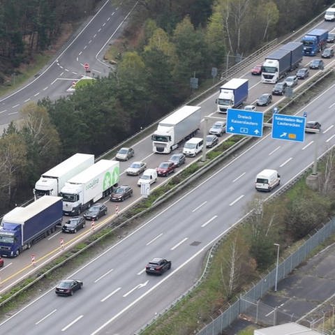 Die A6 bei Kaiserslautern war nach einem Lkw-Unfall am Dienstagnachmittag gesperrt. Nach Angaben der Polizei kann es noch mehrere Stunden dauern, bis die Autobahn wieder freigegeben wird. (Foto: Polizeipräsidium Westpfalz)