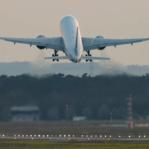Flugzeug startet in Frankfurt (Foto: dpa Bildfunk, picture alliance/dpa | Boris Roessler)