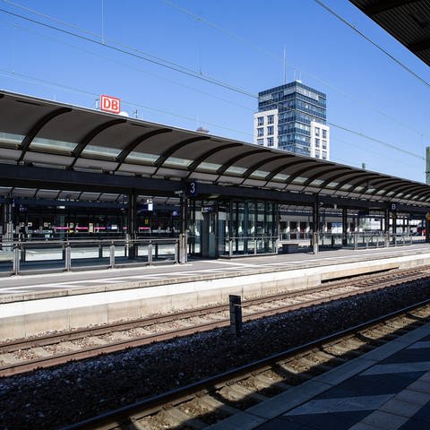 Mann in Hauptbahnhof Kaiserslautern in Gleisbett gestoßen (Foto: IMAGO, IMAGO xFotostandx/xSchmittx)
