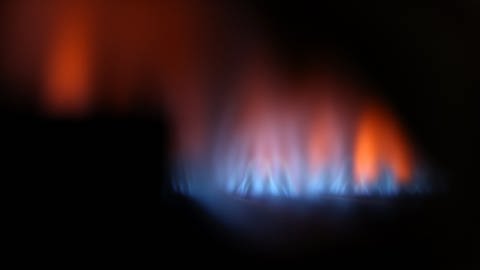 Eine Gasflamme brennt und scheint rot und blau (Foto: dpa Bildfunk, picture alliance/dpa | Karl-Josef Hildenbrand)