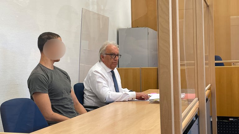 Ein junger Mann sitzt im Gericht im Amtsgericht in Rockenhausen. Er ist wegen Brandstiftung in einer Schreinerei in Bolanden angeklagt. (Foto: SWR)