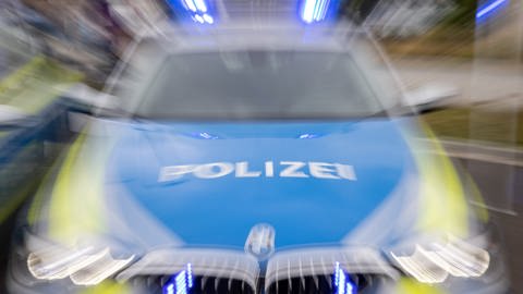 Polizeiauto mit Blaulicht (Foto: picture-alliance / Reportdienste, picture alliance/dpa | Daniel Karmann)