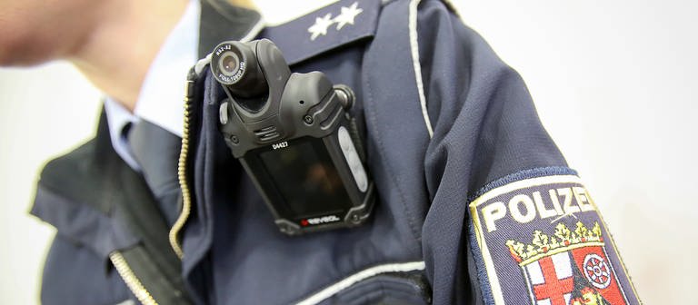 Eine rheinland-pfälzische Polizistin trägt eine Bodycam. (Symbolbild) (Foto: dpa Bildfunk, picture alliance/dpa | Fredrik von Erichsen)