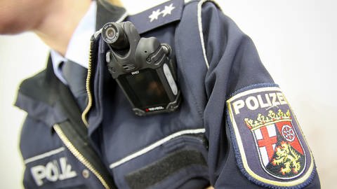 Eine rheinland-pfälzische Polizistin trägt eine Bodycam. (Symbolbild) (Foto: dpa Bildfunk, picture alliance/dpa | Fredrik von Erichsen)