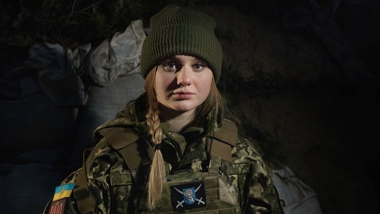 Junge ukrainische Soldatin posiert mit Gewehr in der Hand (Foto: SWR, Fotograf: Alexander Chekmenev)