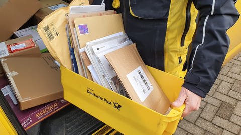 Postbote mit vielen Briefen (Foto: dpa Bildfunk, picture alliance / Eibner-Pressefoto | Fleig / Eibner-Pressefoto)