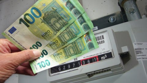 Geldscheine vor einem Gas-Zähler (Foto: picture-alliance / Reportdienste, picture alliance / SVEN SIMON | Frank Hoermann / SVEN SIMON)