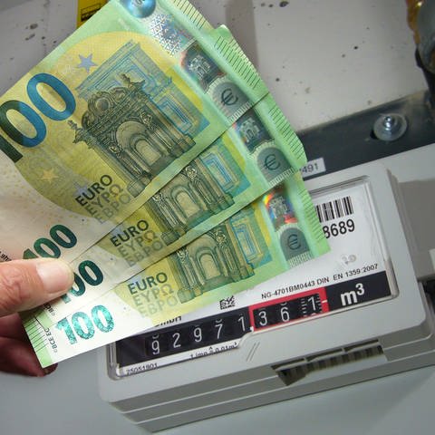 Geldscheine vor einem Gas-Zähler (Foto: picture-alliance / Reportdienste, picture alliance / SVEN SIMON | Frank Hoermann / SVEN SIMON)