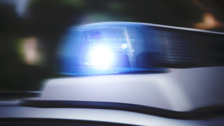 Blaulicht auf Polizeiwagen (Foto: IMAGO, xFotostandx/xK.xSchmittx)