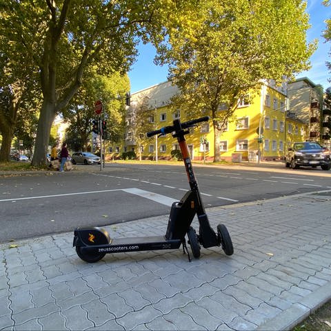Ein Zeus E-Scooter steht in der Königstraße in Kaiserslautern (Foto: SWR)