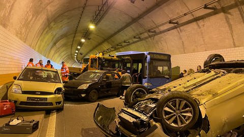 Katastrophenschutzübung im Hörnchenbergtunnel bei Landtuhl. Mehr als als 200 Personen sowie 70 Einsatzfahrzeuge nehmen daran teil. (Foto: SWR, Nadine Lindacher )