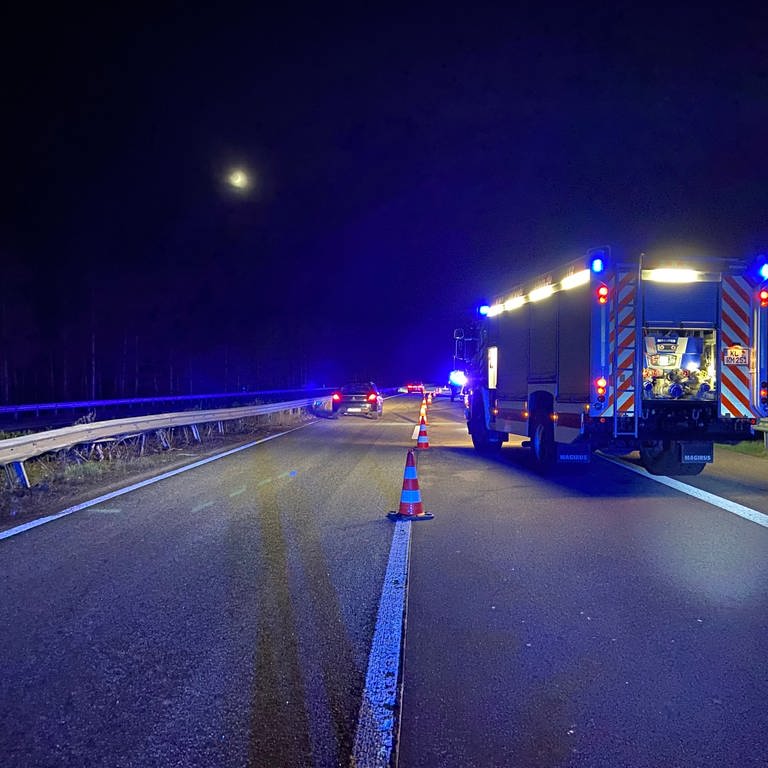 Die Polizei sichert Unfallstelle auf der Autobahn ab. (Foto: Polizeipräsidium Westpfalz)