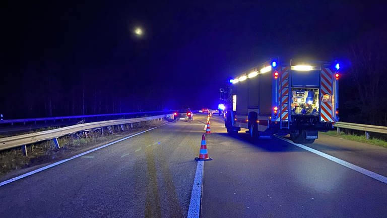 Die Polizei sichert Unfallstelle auf der Autobahn ab. (Foto: Polizeipräsidium Westpfalz)