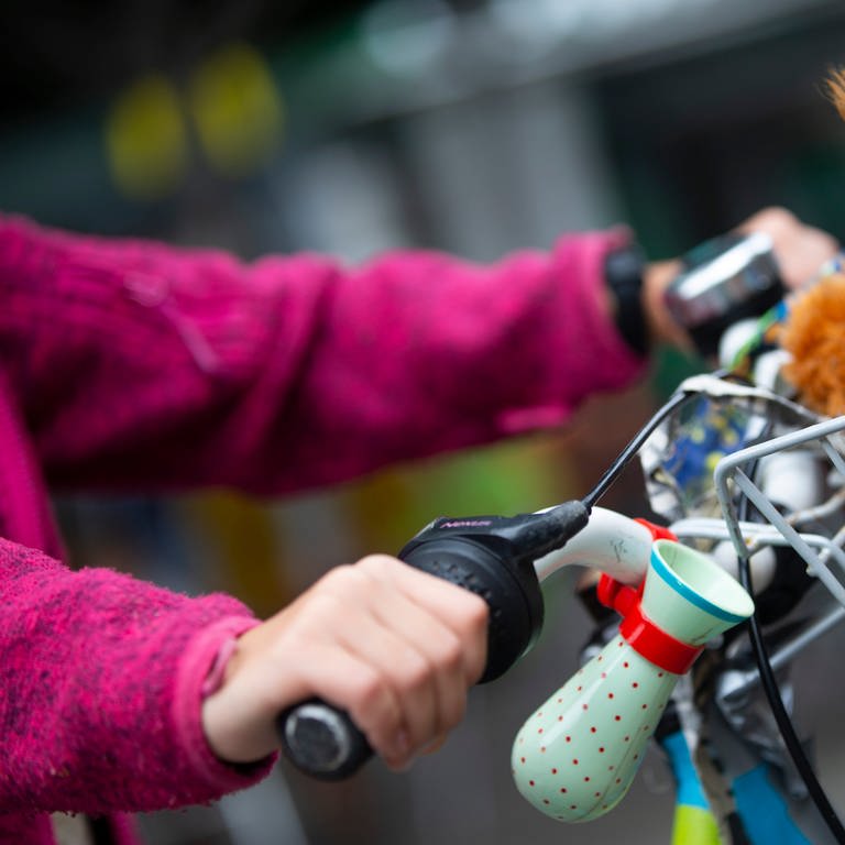 Im Kreis Kusel hat eine Autofahrerin ein Kind auf einem Fahrrad übersehen. (Foto: dpa Bildfunk, picture alliance/dpa | Thomas Banneyer)