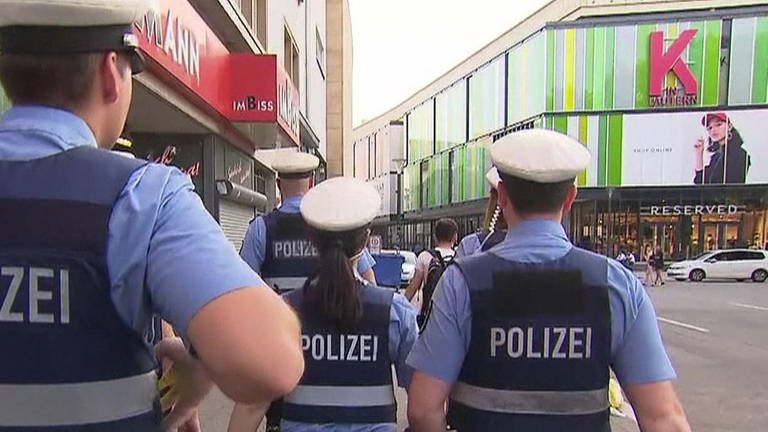 Eine Polizeistreife patroulliert vor der Mall in Kaiserslautern.
