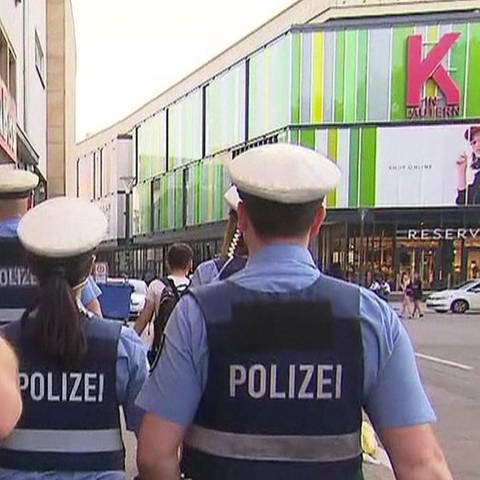 Eine Polizeistreife patroulliert vor der Mall in Kaiserslautern. (Foto: SWR, (Archivbild))