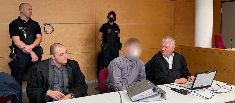 Der Hauptangeklagte im Polizistenmord Prozess von Kusel,  Andreas S., mit Verteidigern (Foto: SWR)