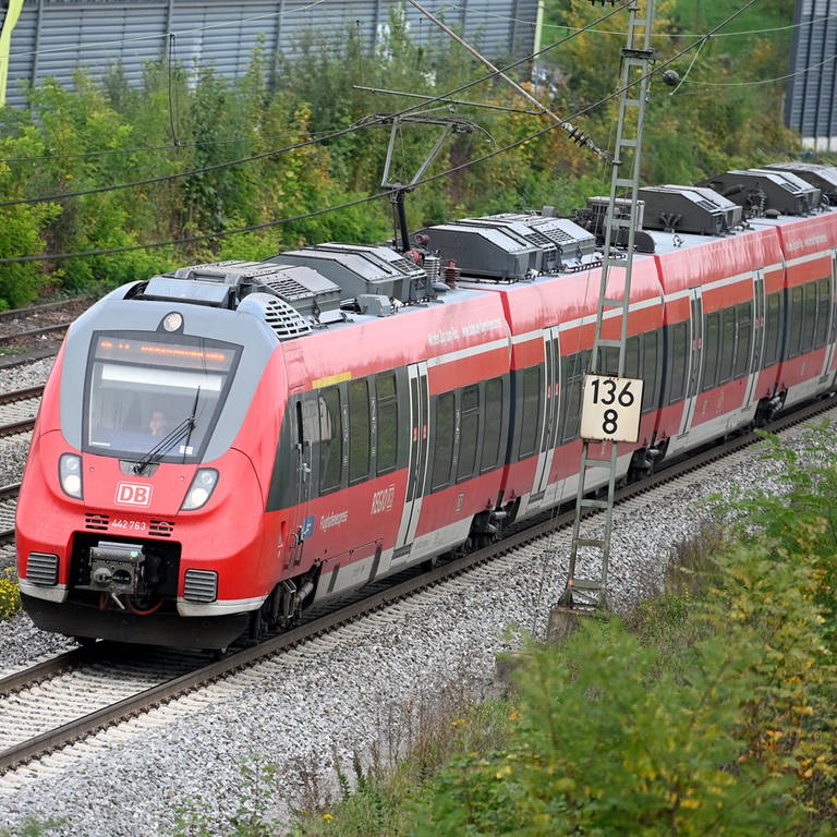 Die Deutsche Bahn will bis Ende des Jahrzehnts die Strecken in der Westpfalz digitalisieren. Das soll Stellwerksmitarbeiter einsparen.  (Foto: picture-alliance / Reportdienste, Picture Alliance)