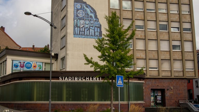 Die Stadtbibliothek Pirmasens von außen. (Foto: SWR, Deutsche Journalistenschule München)