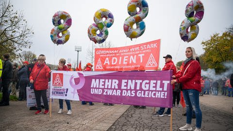 Adient Mitarbeiter in Kaiserslautern folgen Aufruf der IG Metall zum Warnstreik (Foto: dpa Bildfunk, picture alliance/dpa | Oliver Dietze)
