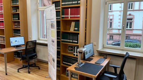 Das Institut für pfälzische Geschichte und Volkskunde in Kaiserslautern hat neue Rechercheplätze mit Computer. (Foto: SWR)