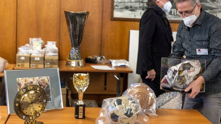 Mehr als 500 Einzelstücke aus dem Nachlass von Fußball-Weltmeister Horst Eckel werden für die Versteigerung im Hotel "Maritim" vorbereitet. (Foto: dpa Bildfunk, picture alliance/dpa | Helmut Fricke)