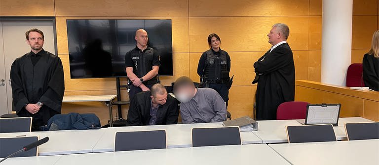 Am Landgericht Kaiserslautern spricht der Hauptangeklagte im Prozess um den Polizistenmord von Kusel mit seinem Verteidiger.  (Foto: SWR, Alexandra Dietz)