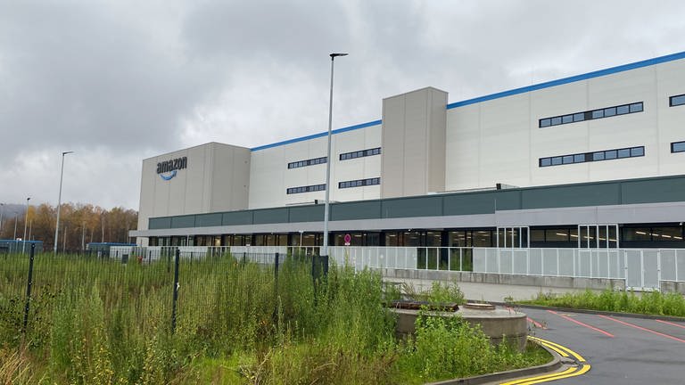 So groß wie sechs Fußballfelder (45.000 Quadratmeter): das Amazon-Logistikzentrum befindet sich direkt neben Opel in Kaiserslautern. 18 Millionen Artikel sind dort laut Amazon aktuell gelagert. (Foto: SWR)