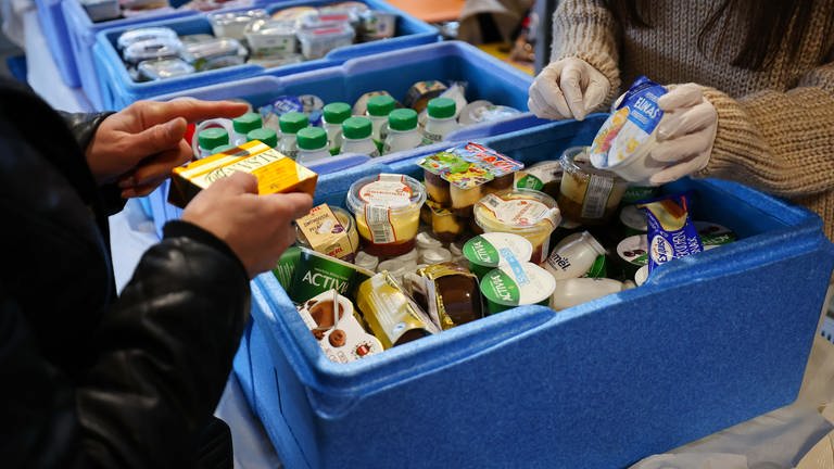 Tafel gibt Lebensmittel an arme Menschen aus (Foto: dpa Bildfunk, picture alliance/dpa | Christian Charisius)
