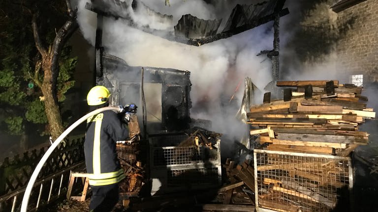 Die Feuerwehr in Alsenz musste den Brand eines Holz-Heizkraftwerk löschen. 55 Feuerwehrleute waren im Einsatz.  (Foto: Pressestelle, Feuerwehr VG Nordpfälzer Land.)