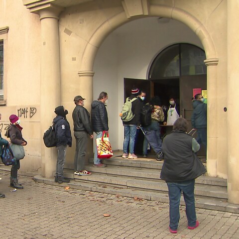 Bedürftige und Obdachlose erhalten in Kaiserslautern am 1. Weihnachtsfeiertag Essen und Geschenke von den Franziskanerinnen und von Schülerinnen. (Foto: SWR)