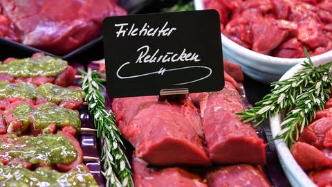 Wildfleisch aus dem Pfälzerwald in der Kühltheke im Supermarkt (Foto: dpa Bildfunk, picture alliance/dpa/dpa-Zentralbild | Jens Kalaene)
