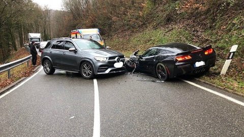 Auf der Landstraße zwischen Merzalben und Leimen im Kreis Südwestpfalz sind zwei Autos frontal zusammengestoßen. (Foto: Polizei Pirmasens)