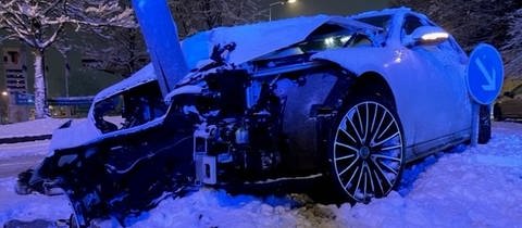 Von einem wirtschaftlichen Totalschaden spricht die Polizei Kaiserslautern nach dem Unfall dieses Mercedes'. (Foto: Polizei Kaiserslautern)