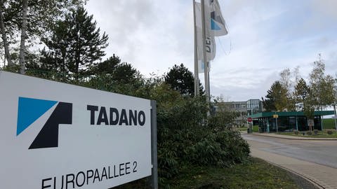 Firmenschild "Tadano" am Eingang des Werksgeländes in Zweibrücken (Foto: SWR)