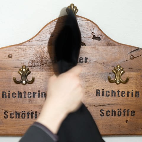 Ein Haken bei Gericht, um die Roben aufzuhängen (Foto: picture-alliance / Reportdienste, picture alliance / Friso Gentsch/dpa | Friso Gentsch)