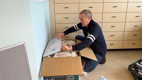 Medizinunternehmer Heinz Peter Dilly übernimmt Hausarztpraxis Obermoschel und plant ein MVZ. (Blick in die alte Praxis von Uwe Mannsweiler in Obermorschel) (Foto: SWR)