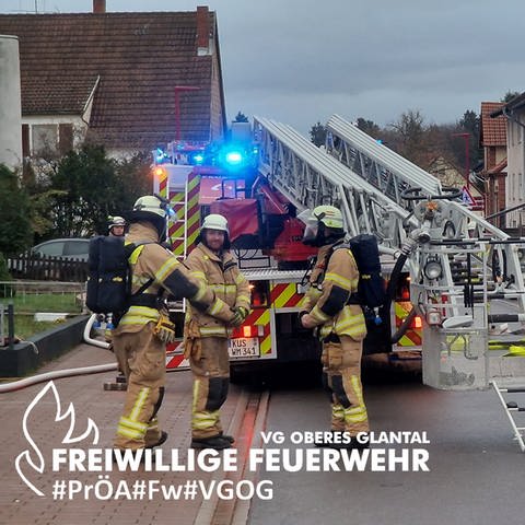 Feuerwehr und Rettungswagen vor einem Wohnhaus in Waldmohr. (Foto: Freiwillige Feuerwehr VG Oberes Glantal)