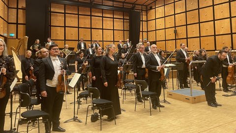 Orchester des Pfalztheaters beim Applaus im Emmerich-Smola-Saal des SWR in Kaiserslautern. (Foto: SWR)