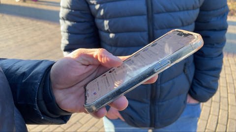 Nach dem Erdbeben in der Türkei offen die Angehörigen in Kaiserslautern auf Nachrichten. Sie schauen ständig auf ihr Handy. (Foto: SWR)